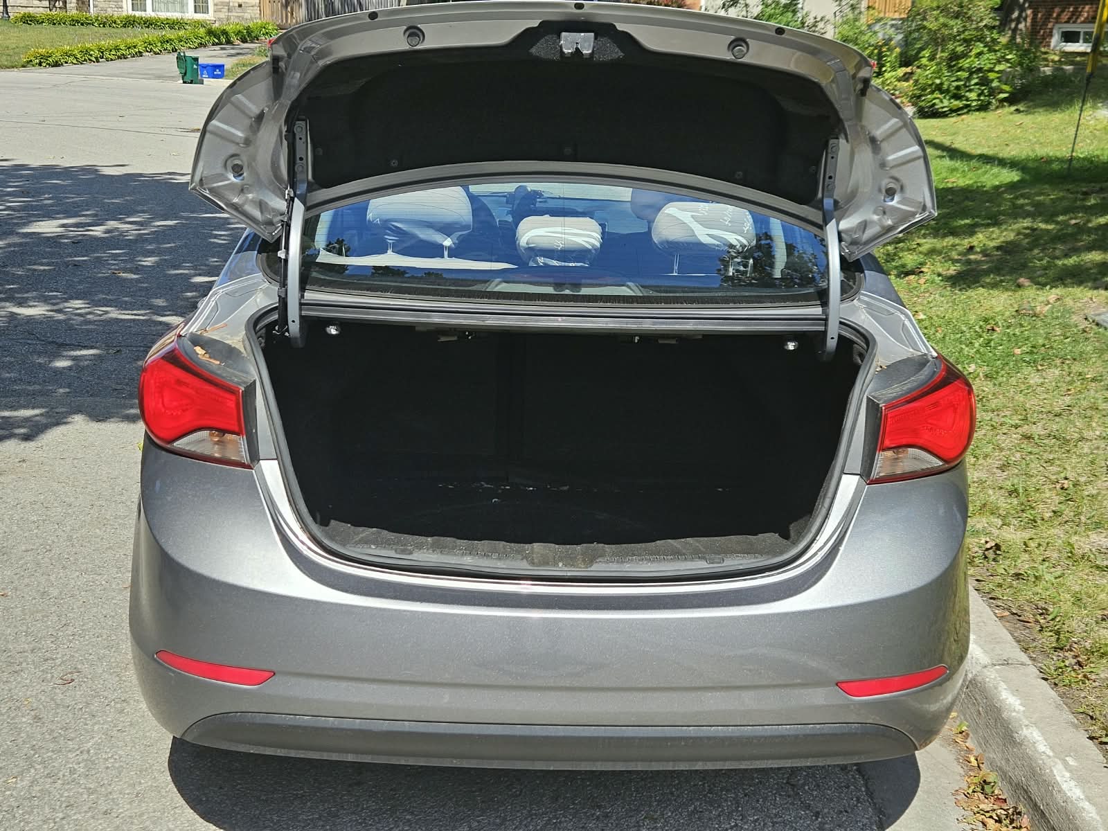 Open boot of the 2016 Hyundai Elantra
