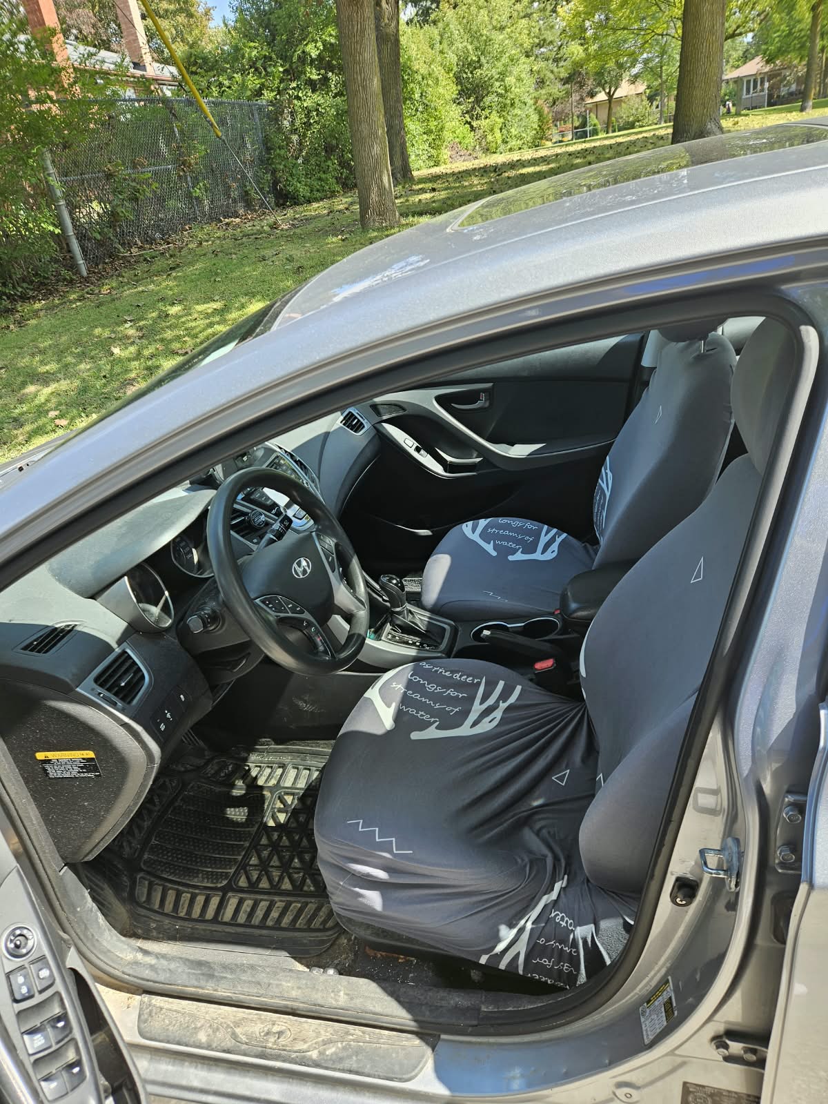 Driver seat, steering wheel and automatic gear shifter inside the Elantra